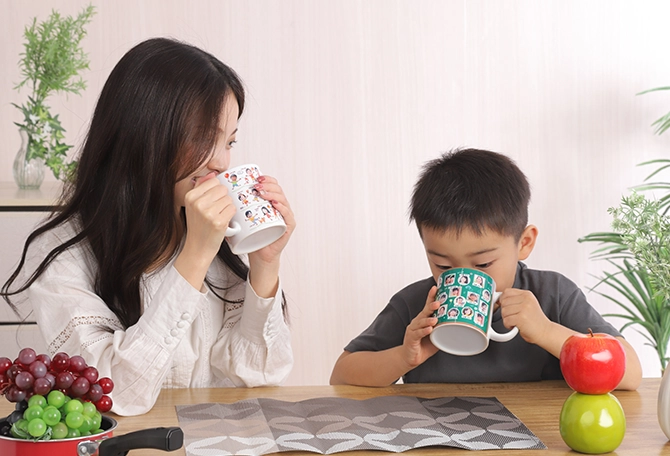 小さいお子様でも握りやすい持ち手 ほどよい丸みで口当たりのよい飲み口